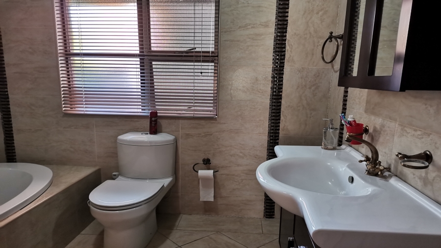 5 Bedroom Property for Sale in Miederpark North West